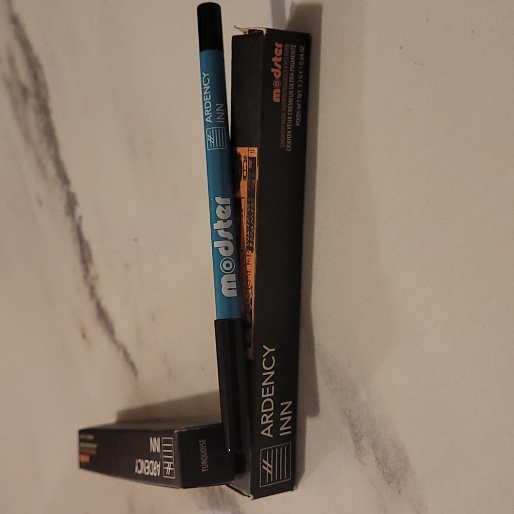 Ardency Inn turquoise eyeliner 😍